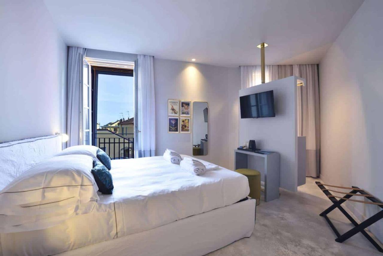 Hotel De La 3*