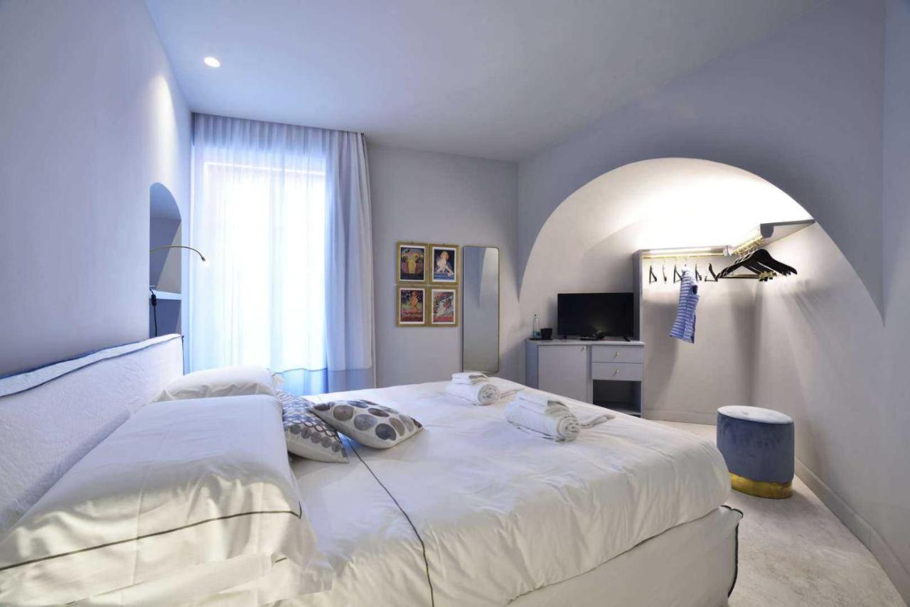Hotel De La 3*